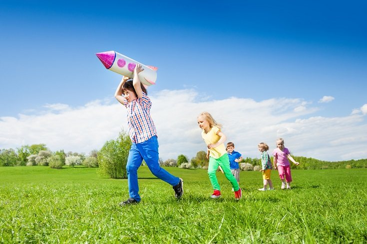 Los adultos llevan una carga grande a sus espaldas y los niños, desafortunadamente también 